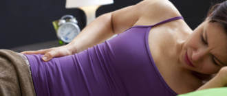 Боли в пояснице лежа на спине у женщин и мужчин, почему сильно болит лежа, на боку